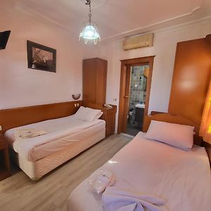 Zimmer mit Kingsize-Bett